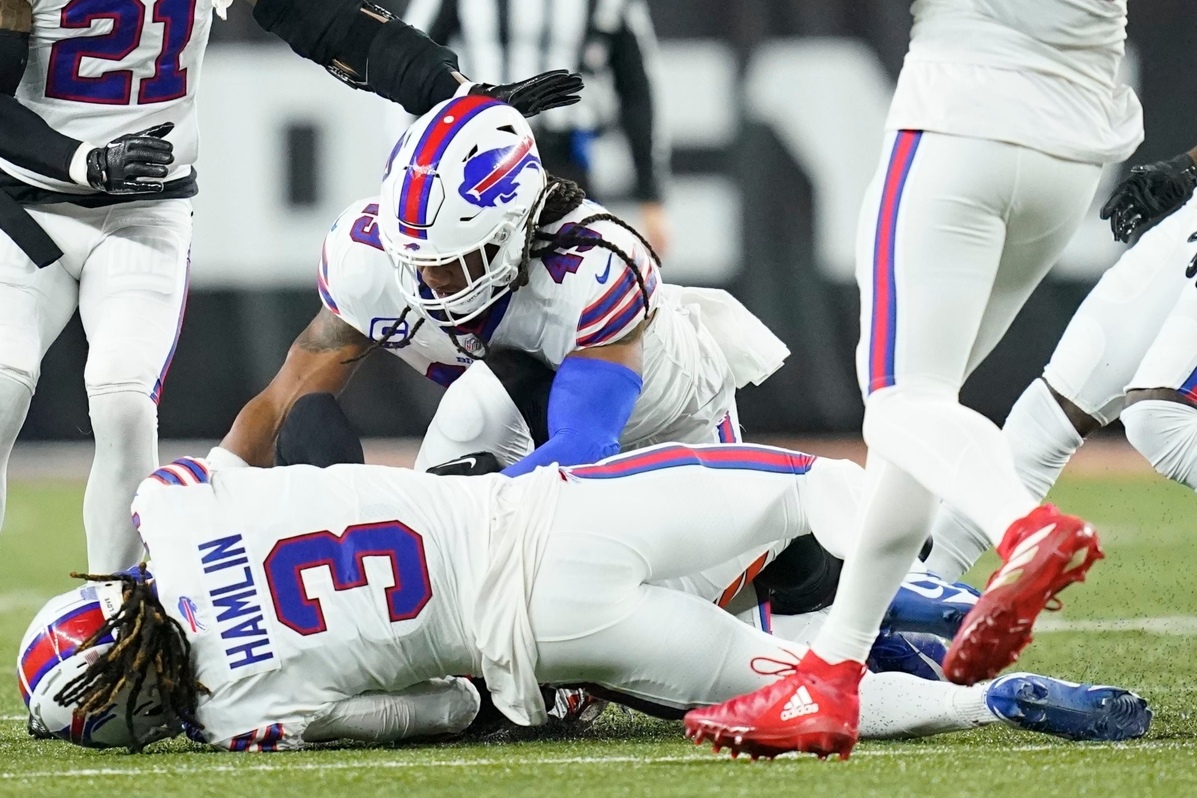 NFL: Bills-Bengals Game Won't Resume This Week After Hamlin Collapse