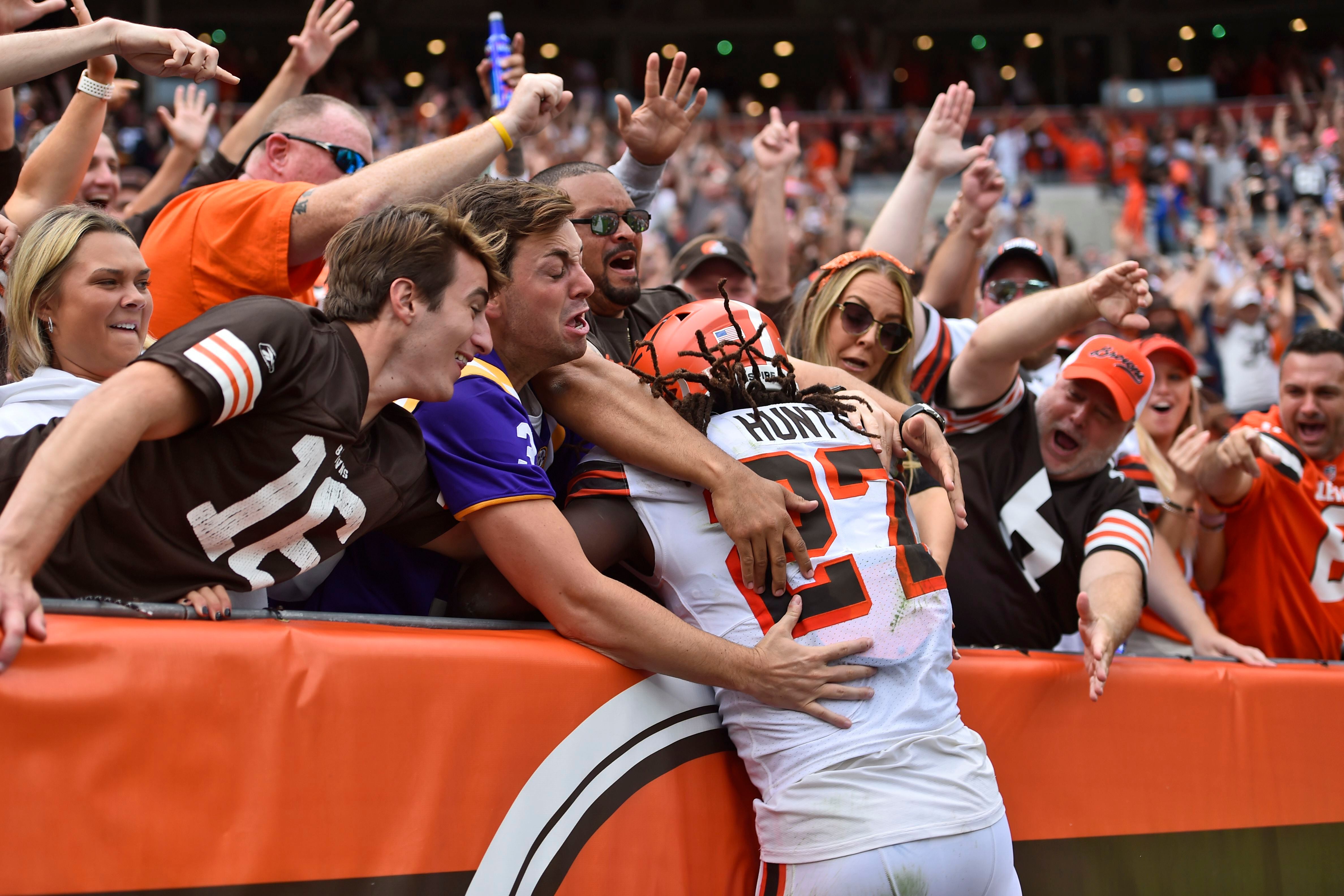 Garrett, Browns rough up rookie QB Fields, slam Bears 26-6