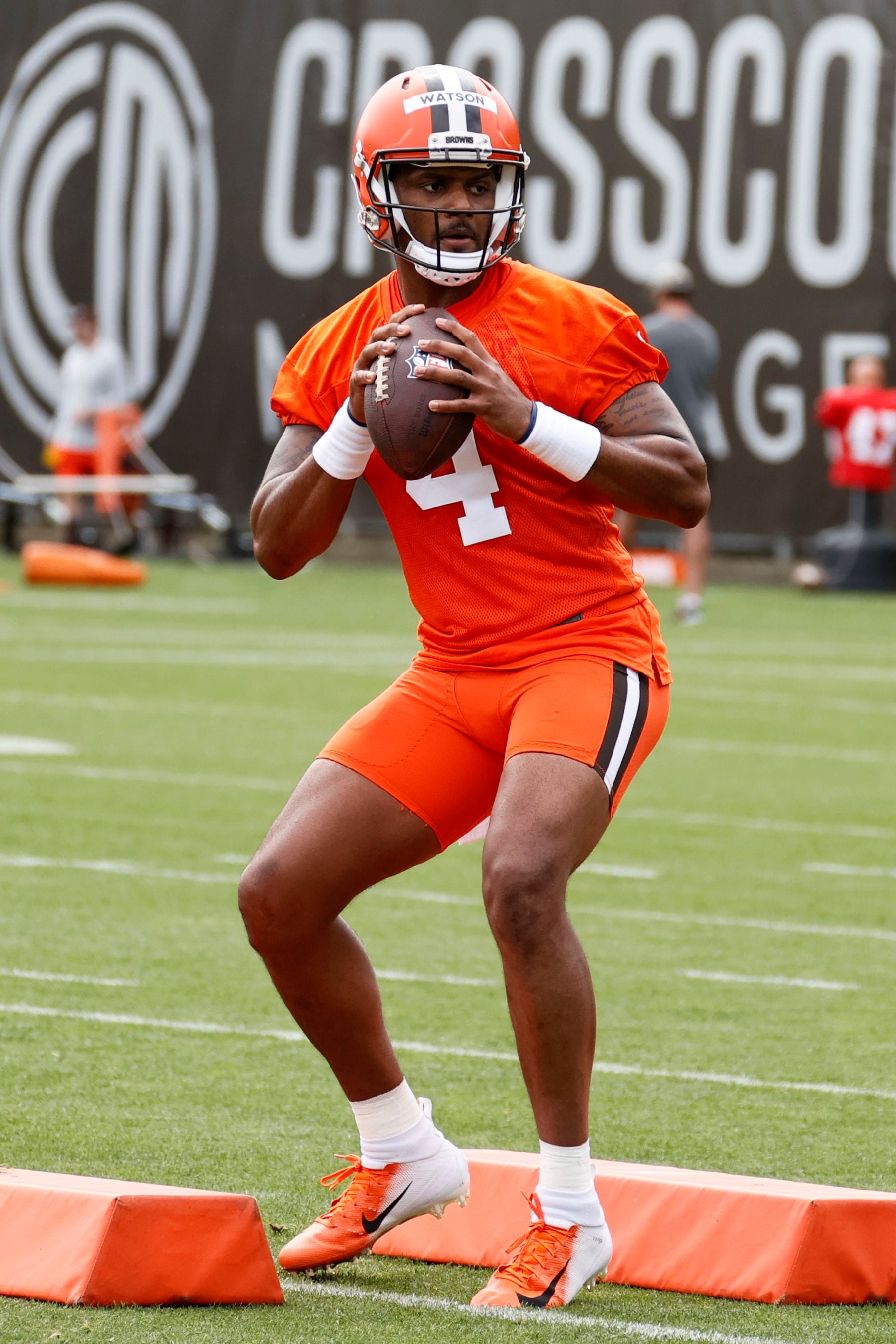 Watson on field with Browns as legal storm swirls around QB