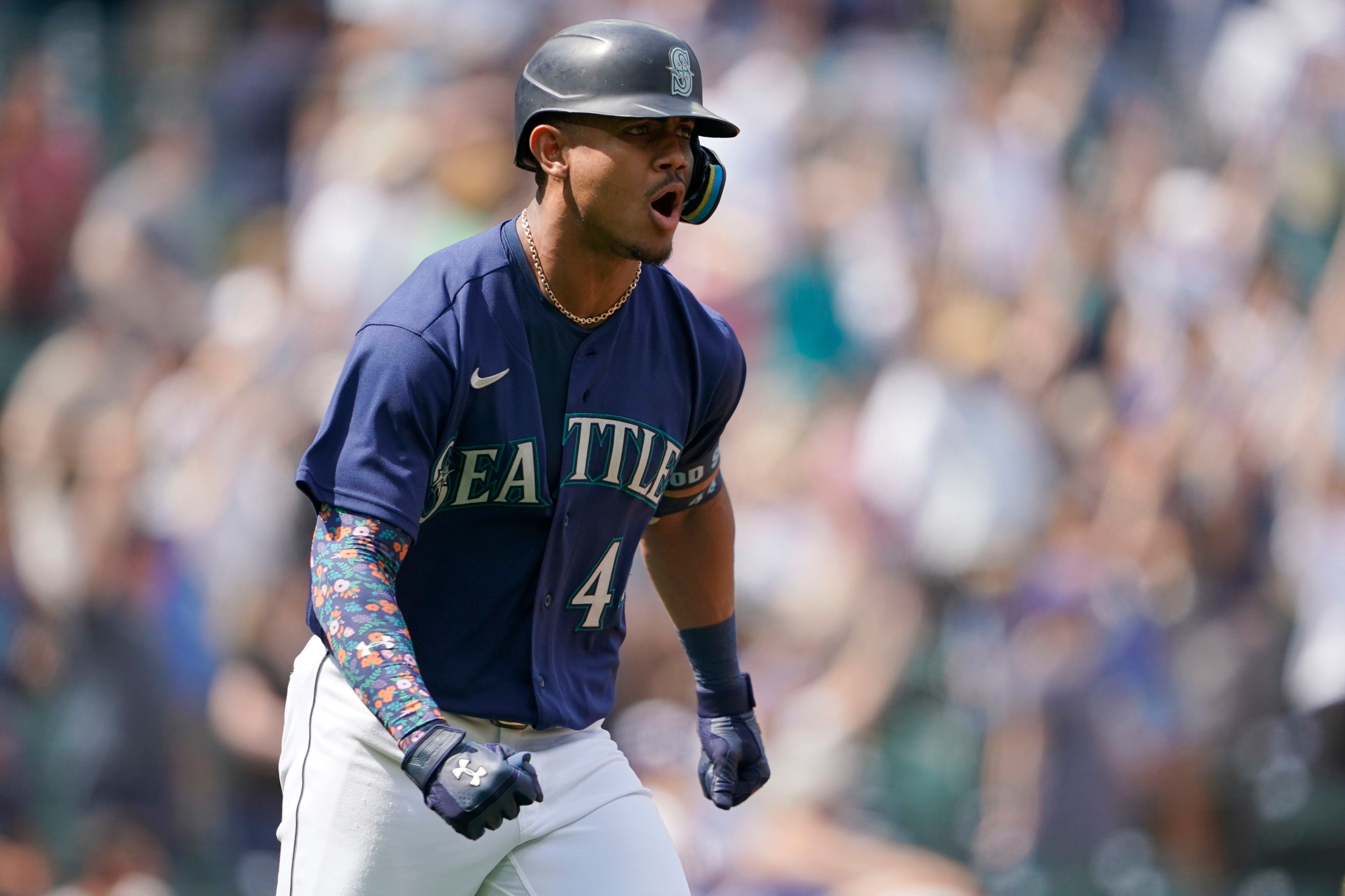 Julio Rodríguez blasts clutch three-run homer against Texas