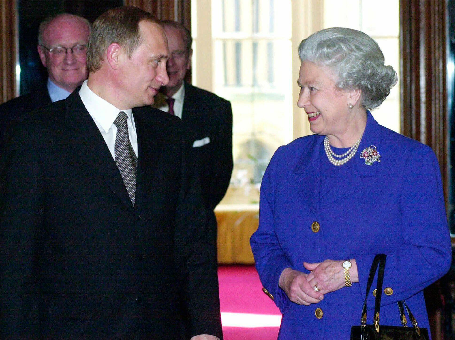 Formal steps after instant shift from UK queen to king - Times of India