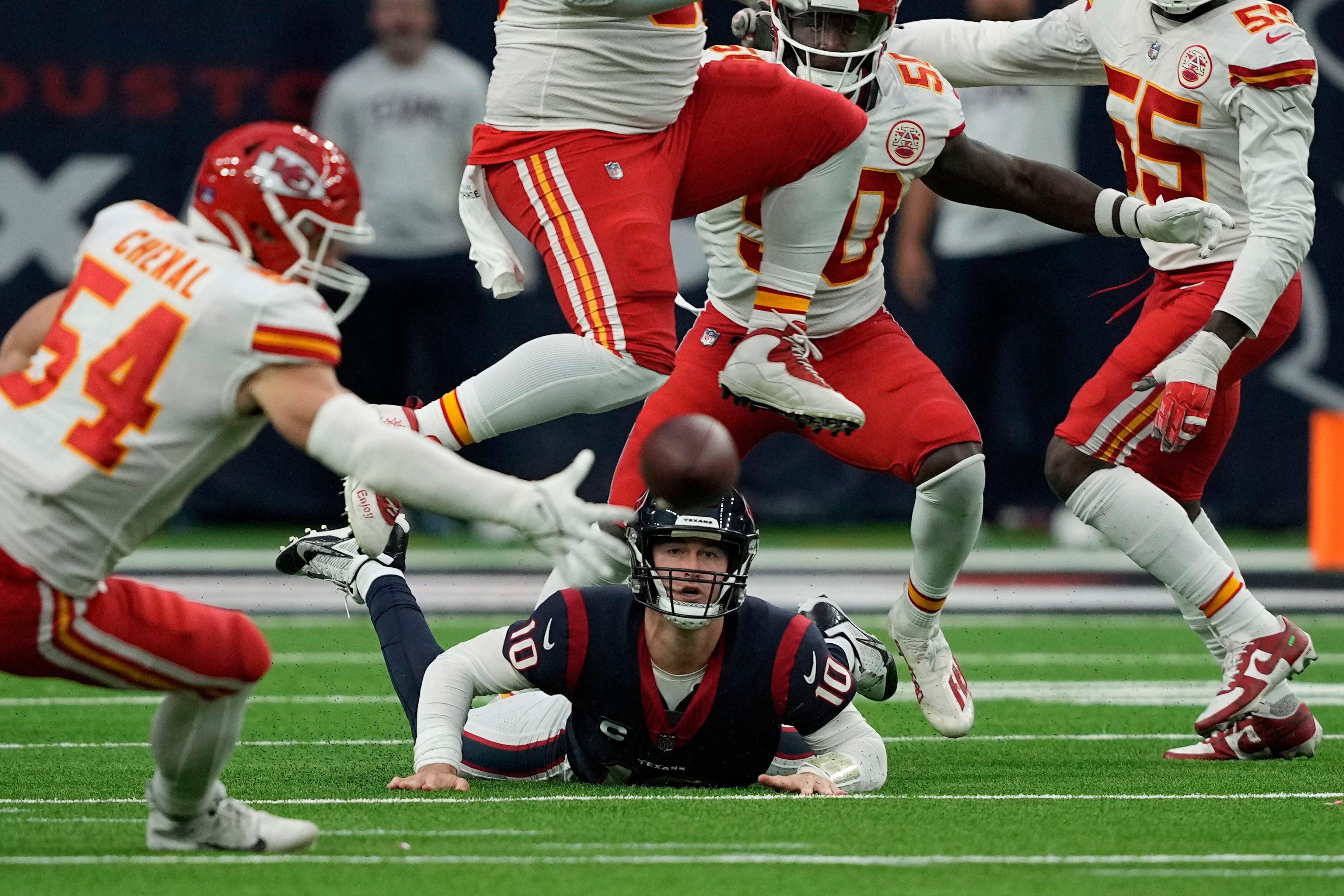 December 18, 2022: Kansas City Chiefs running back Jerick McKinnon (1)  scores on a 20-yard catch-and-run touchdown pass during an NFL game between  the Texans and the Chiefs on Dec. 18, 2022