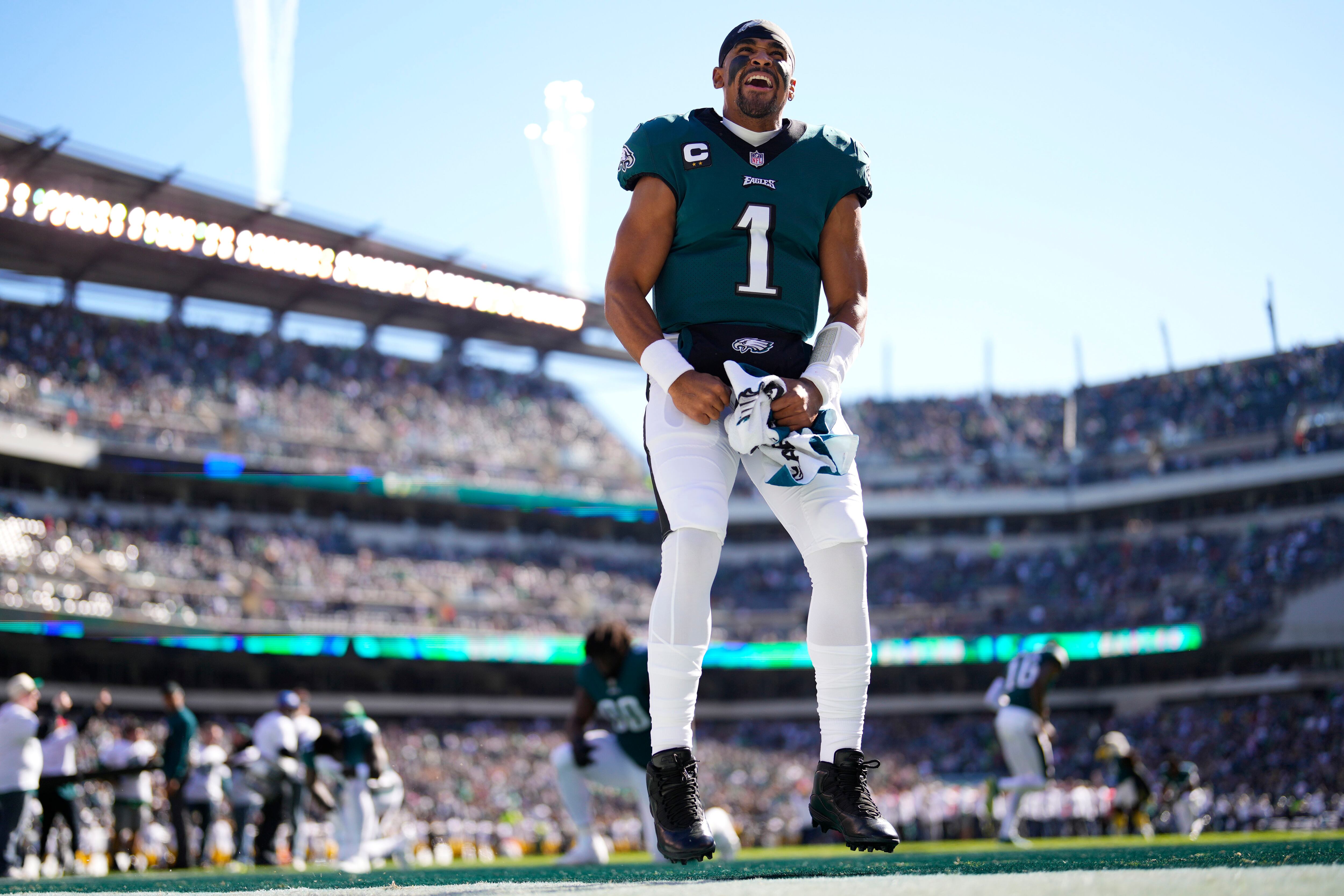 Hurts, Brown power unbeaten Eagles past Steelers 35-13