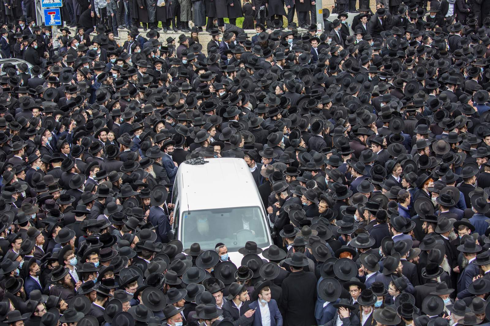 Thousands join in Jerusalem funerals, flout pandemic rules