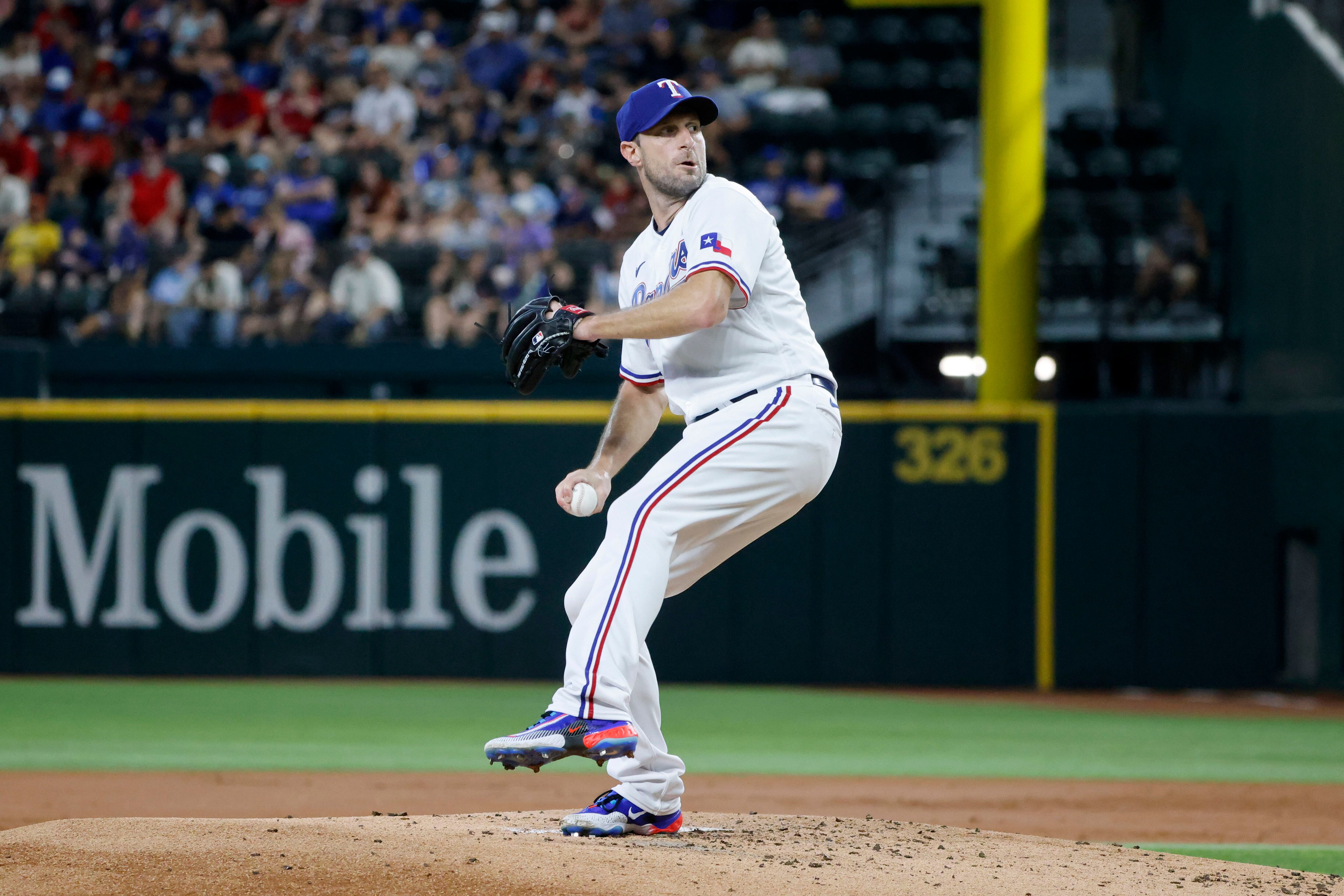 AP source: Rangers trading RHP Lance Lynn to White Sox