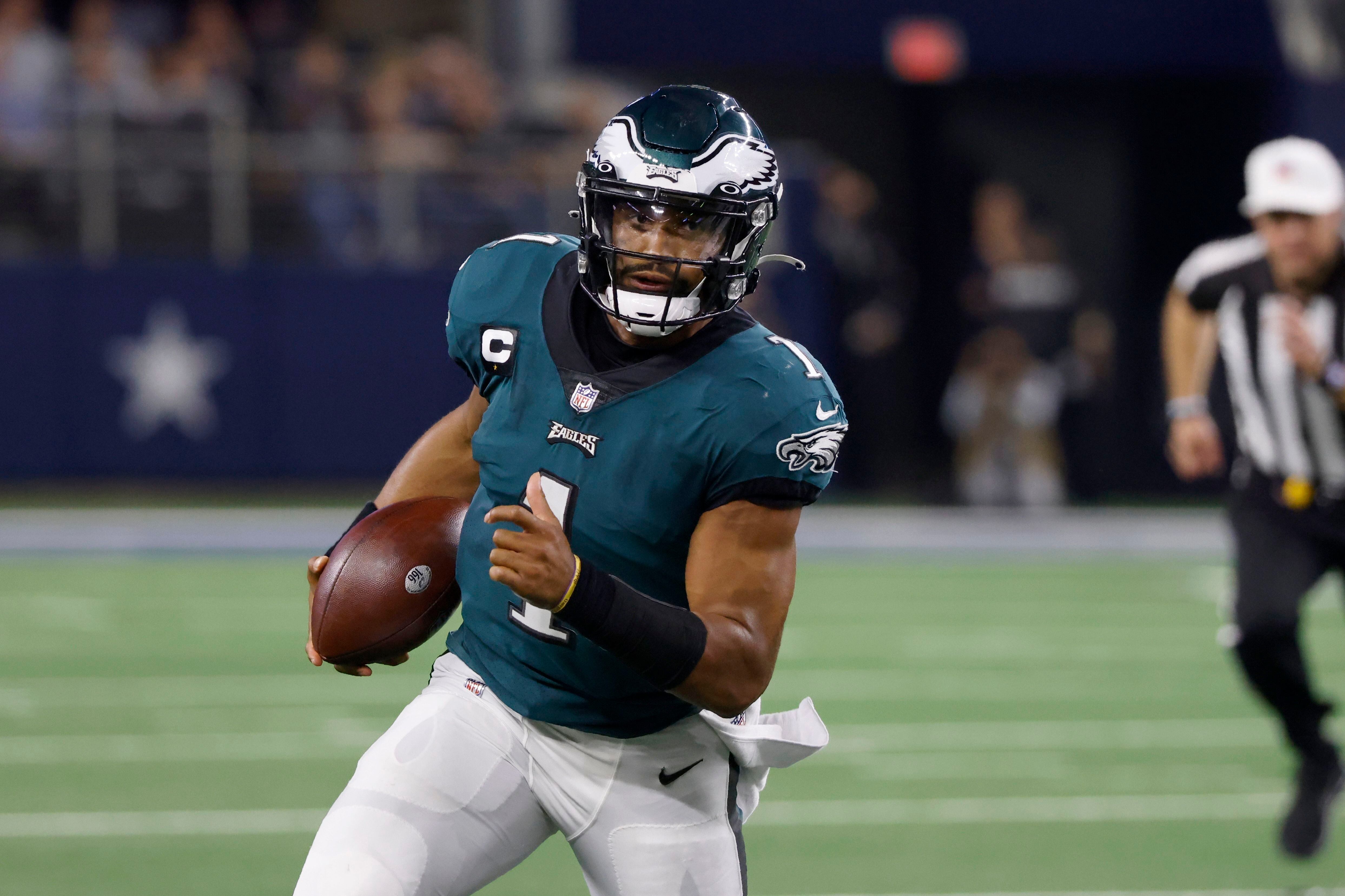 Dallas Cowboys running back Ezekiel Elliott (21) leaves the field following  the Dallas Cowboys and the Philadelphia Eagles NFL football game in  Arlington, Texas, Monday, Sept. 27, 2021. (AP Photo/Ron Jenkins Stock