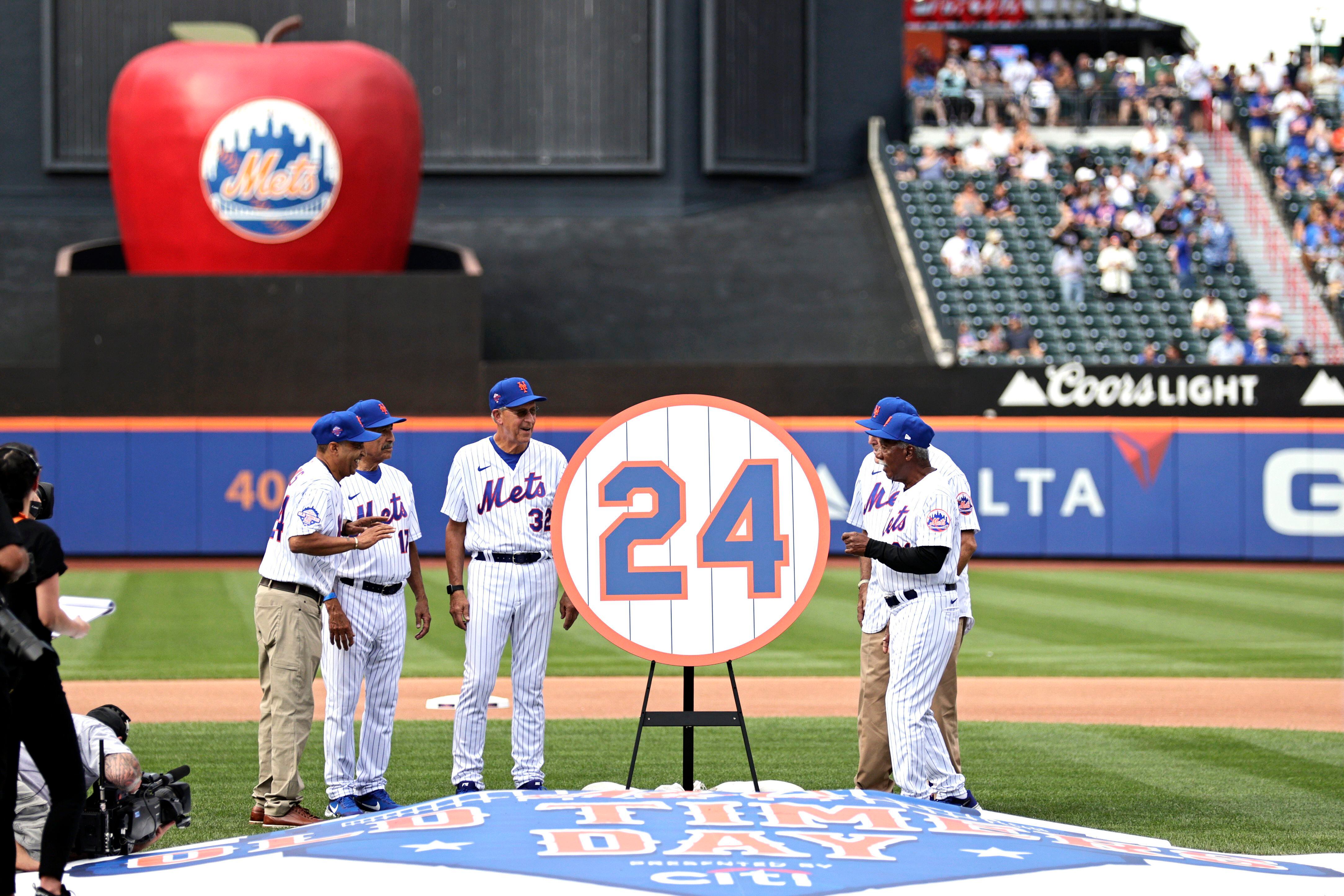 Athletics Chat During 1973 World Series - Mets History