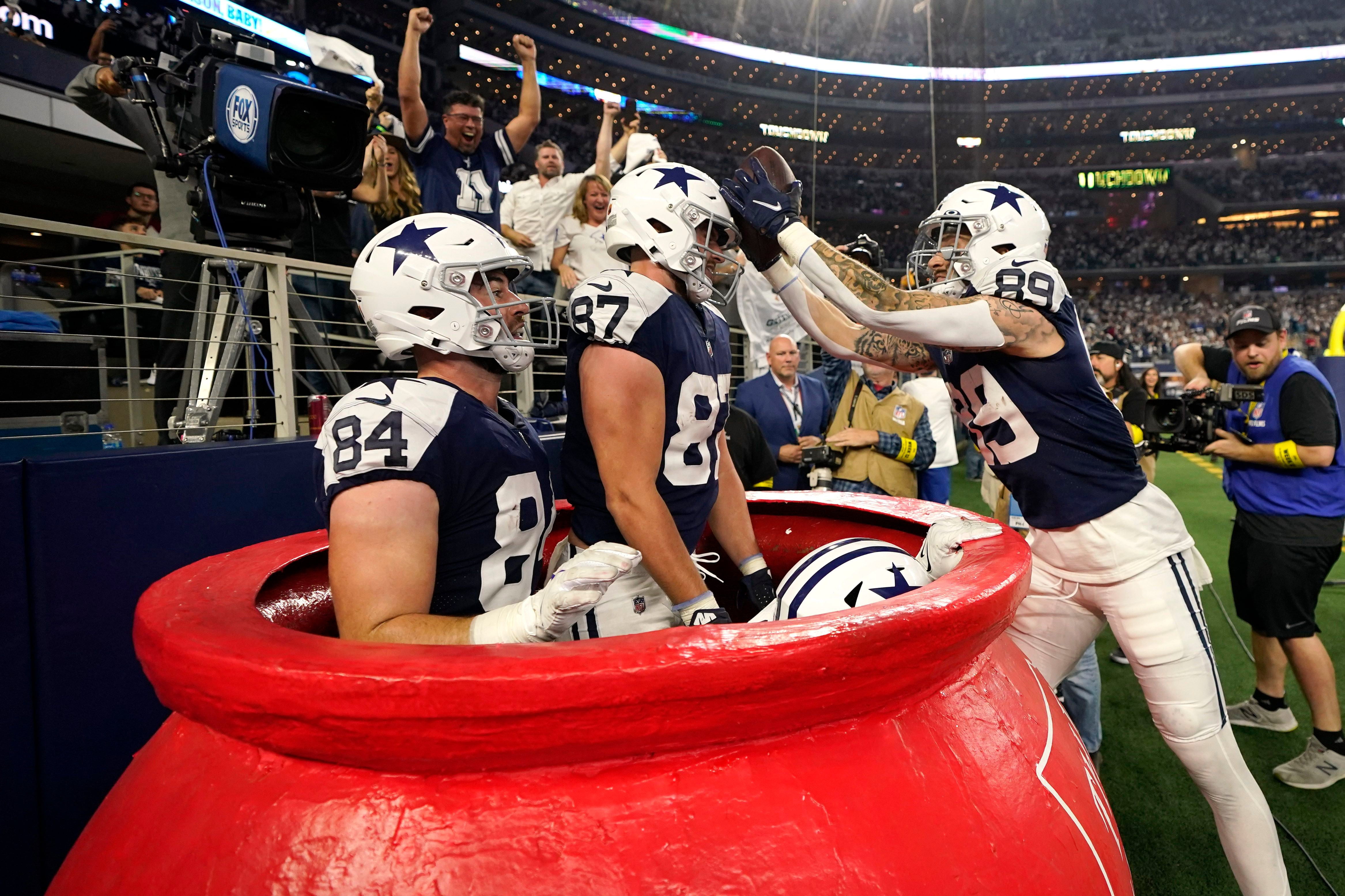 Ezekiel Elliott Hurdling for a Huge Gain Sets Up Prescott's TD