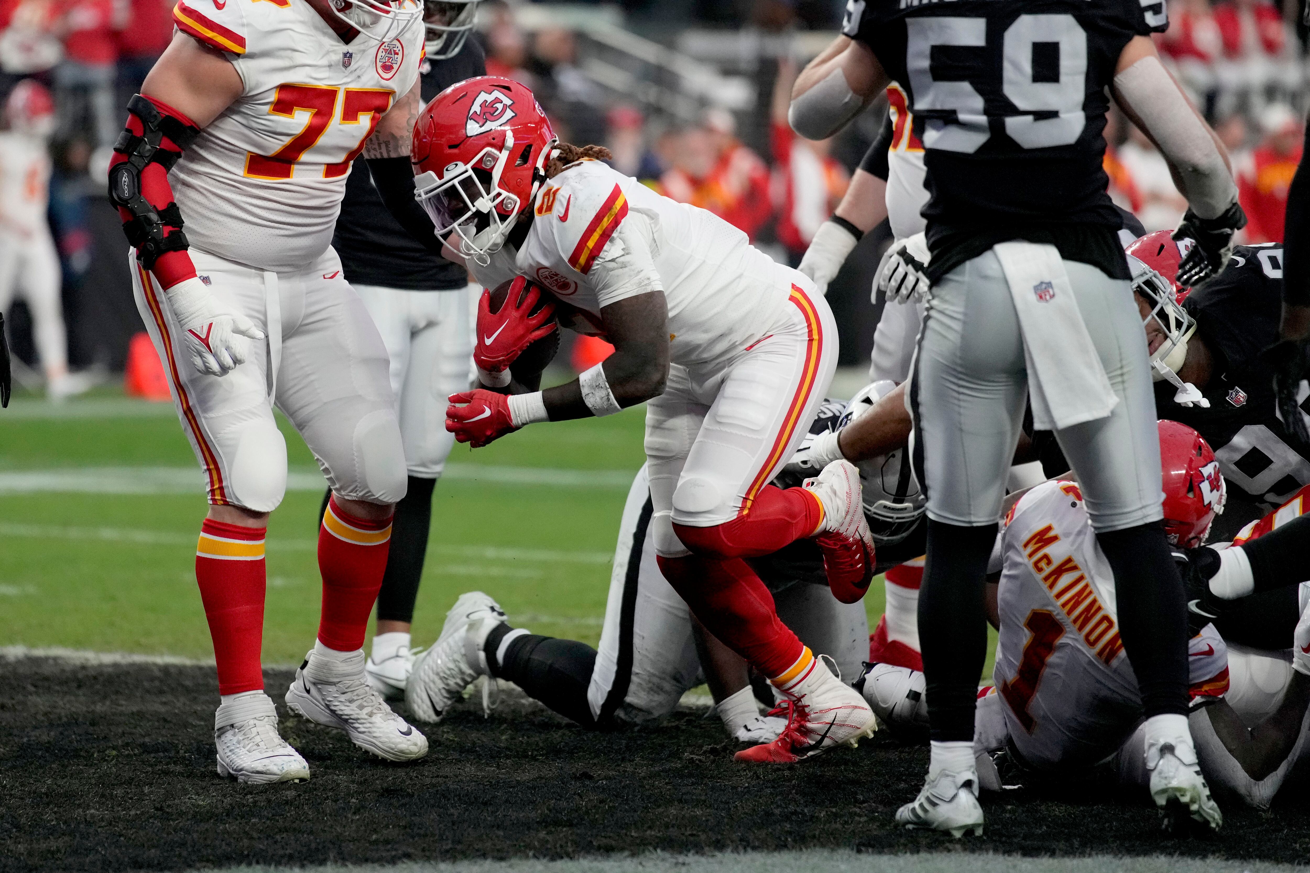 Mahomes sets record, Chiefs beat Raiders for AFC's top seed - The