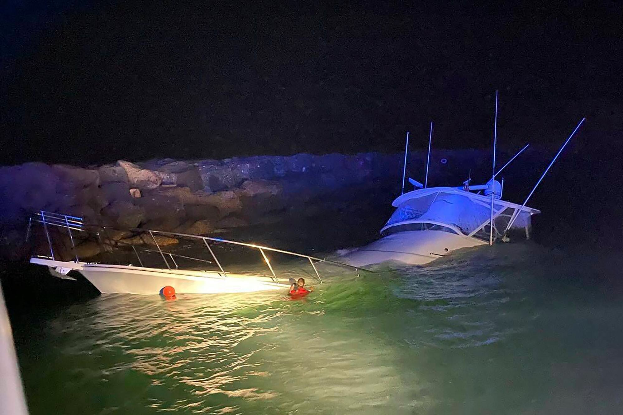 Power boat crashes into Southern California jetty, killing 1 and injuring 10 thumbnail