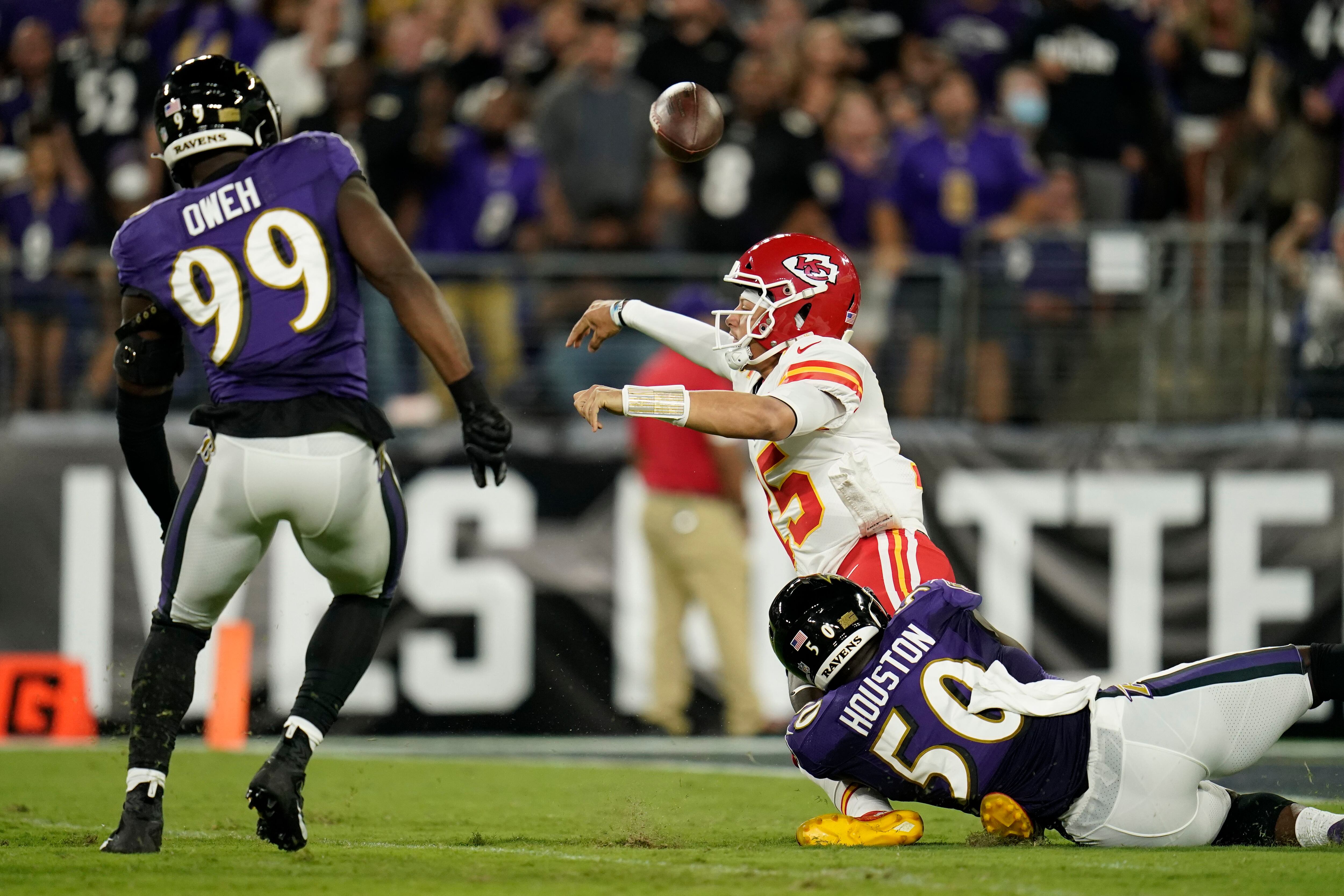 Lamar Jackson lifts Baltimore Ravens to 21-14 halftime lead over